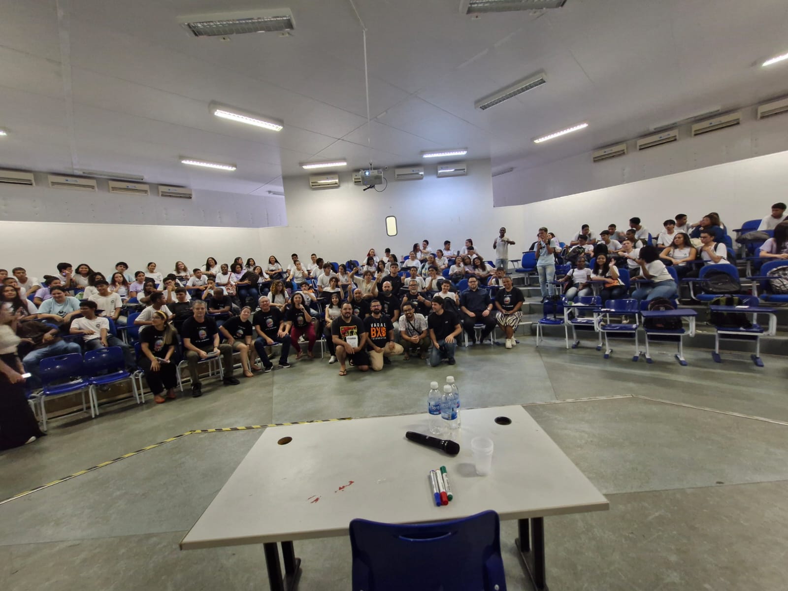 registro coletivo dos participantes da oficina no auditório da FAETEC de Imbariê.